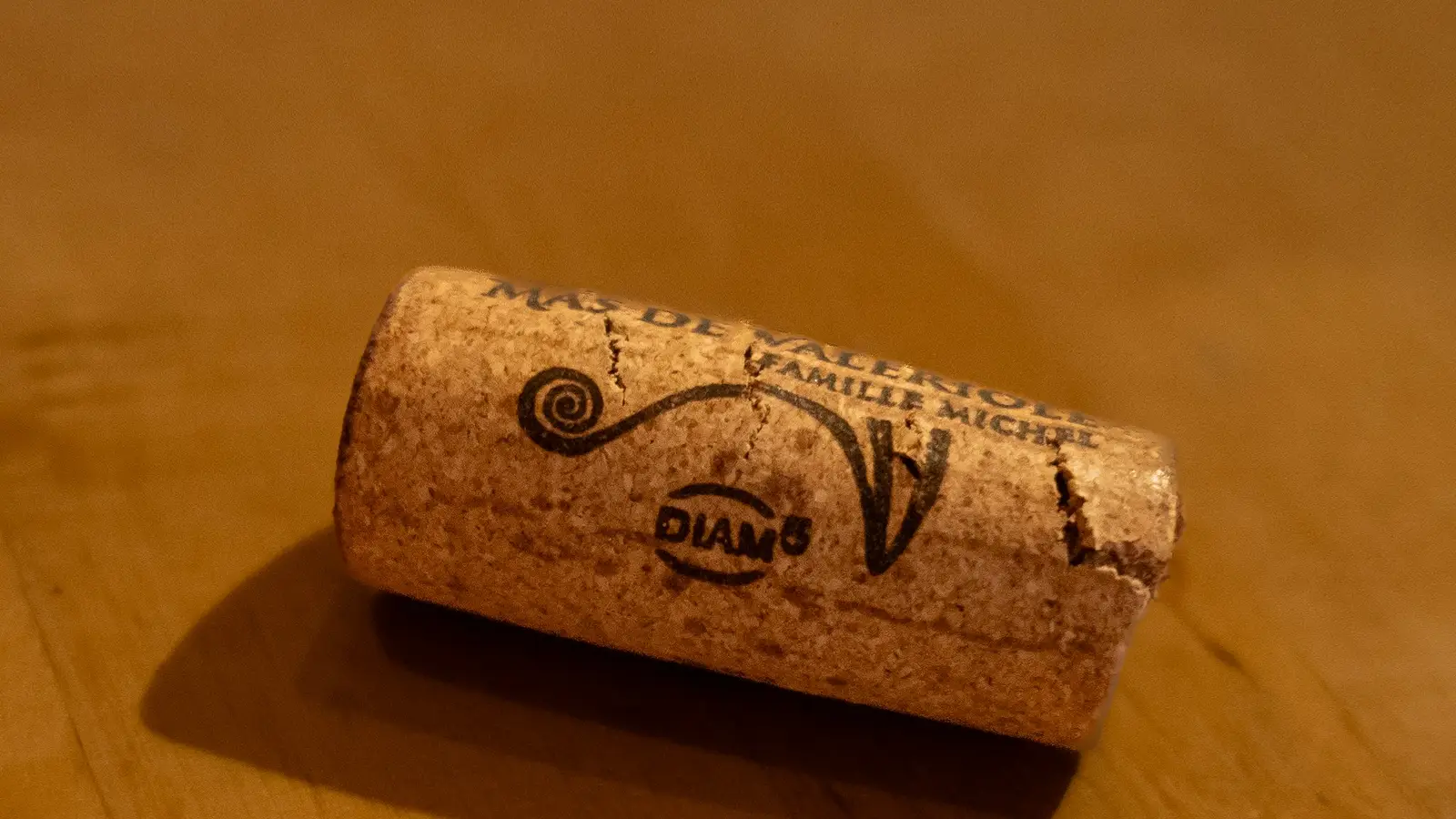 Corcho de vino sobre una mesa de madera