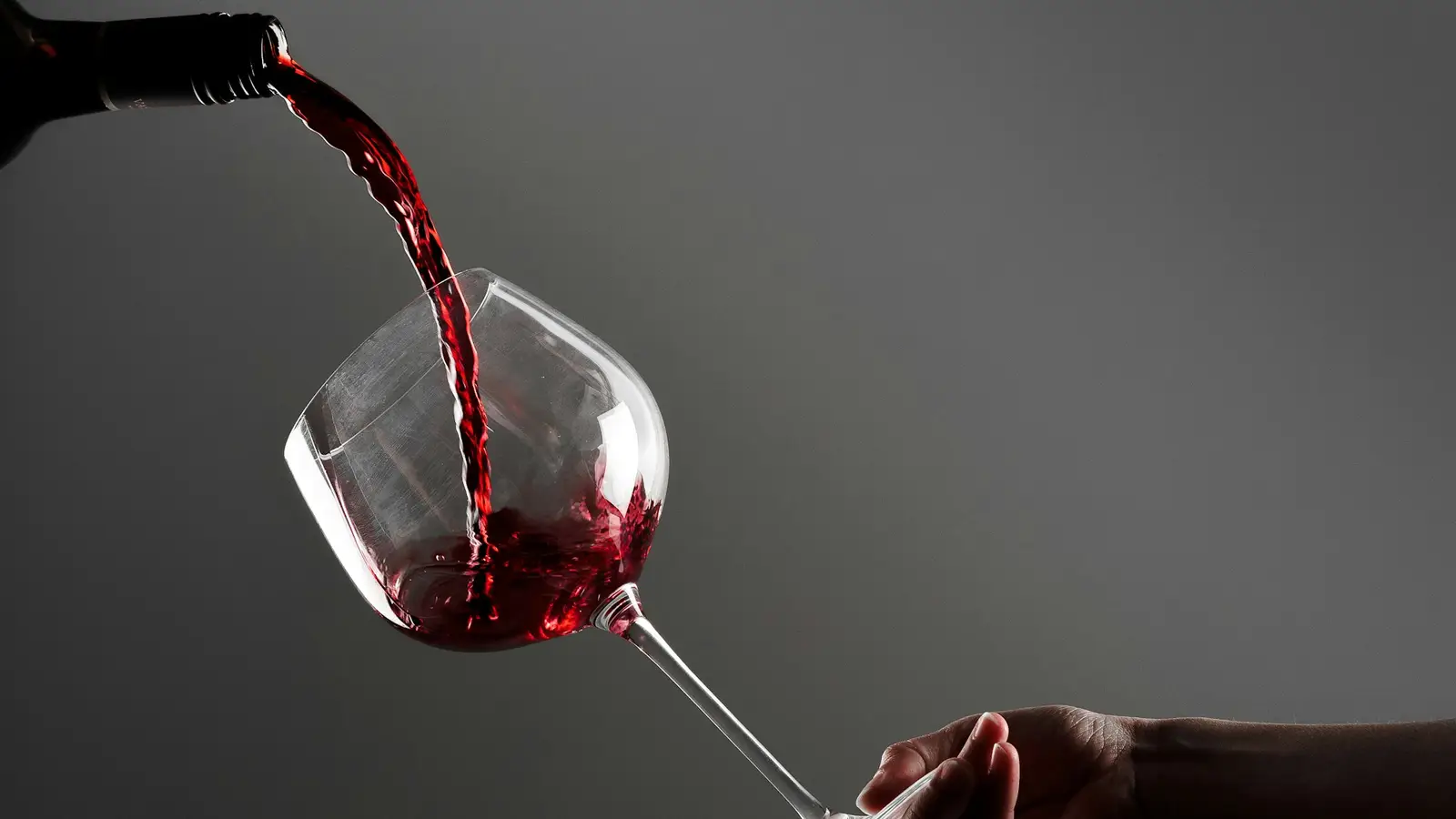Vino tinto sirviéndose en una copa