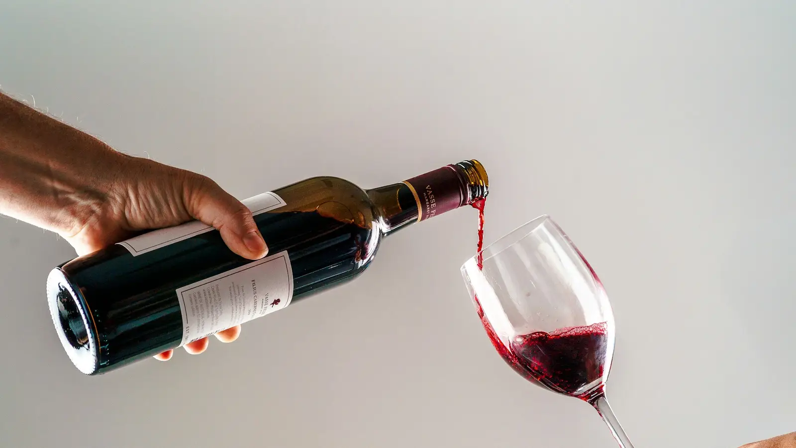 Vino servido en una copa