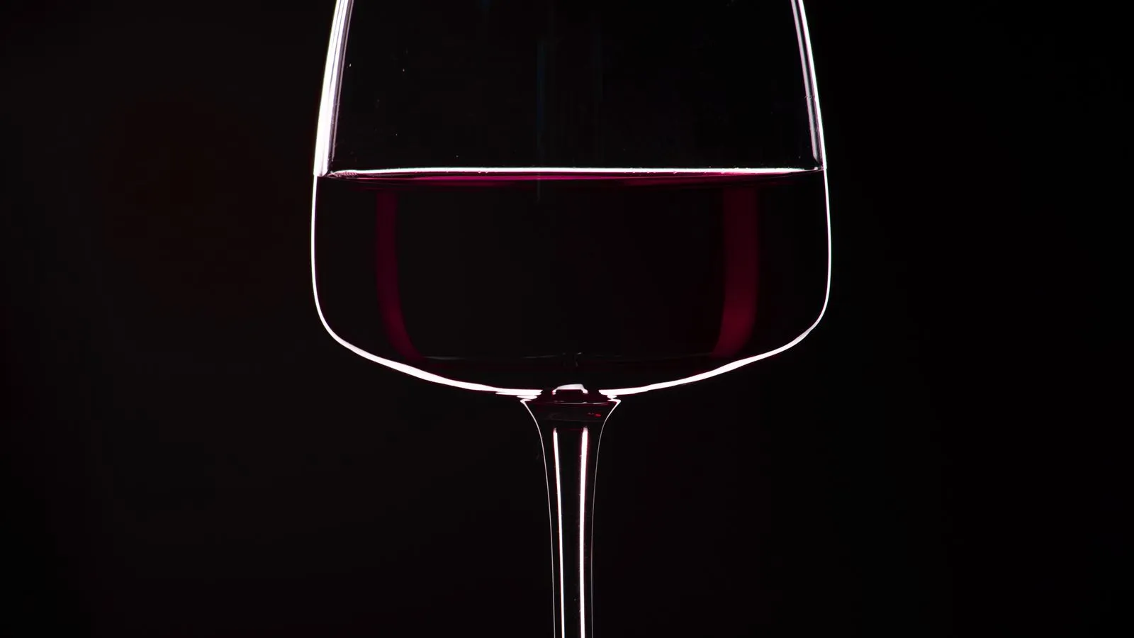 Copa de vino tinto sobre fondo negro