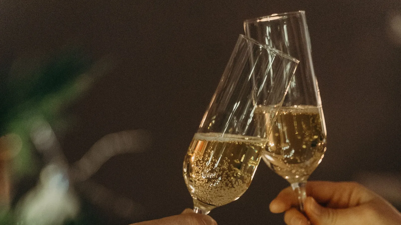 Brindis con dos copas de champán