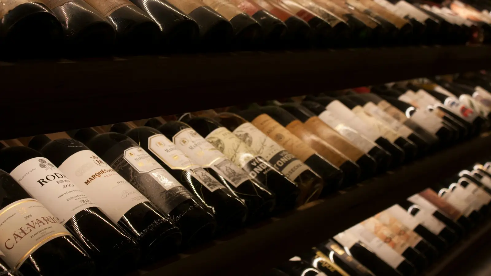 Botellas de vino tumbadas en un botellero